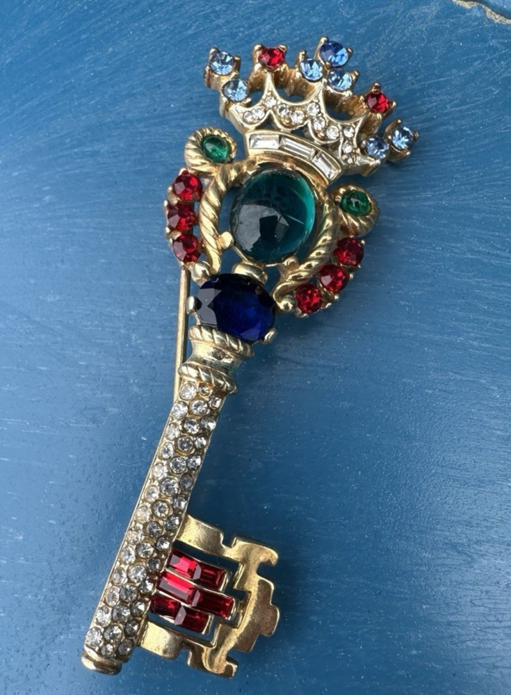 Rare! Vintage Crown Trifari Signed Golden Key Brooch Green Glass Gem Rhinestones