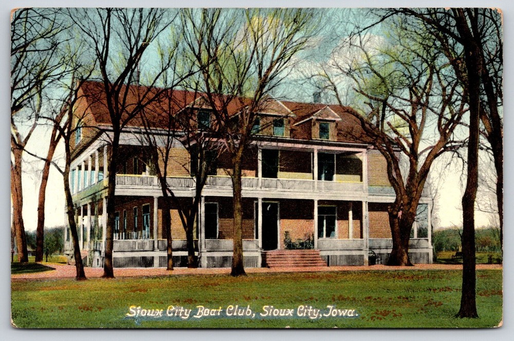 Sioux City Iowa~Front of Sioux City Boat Club~Vintage Postcard