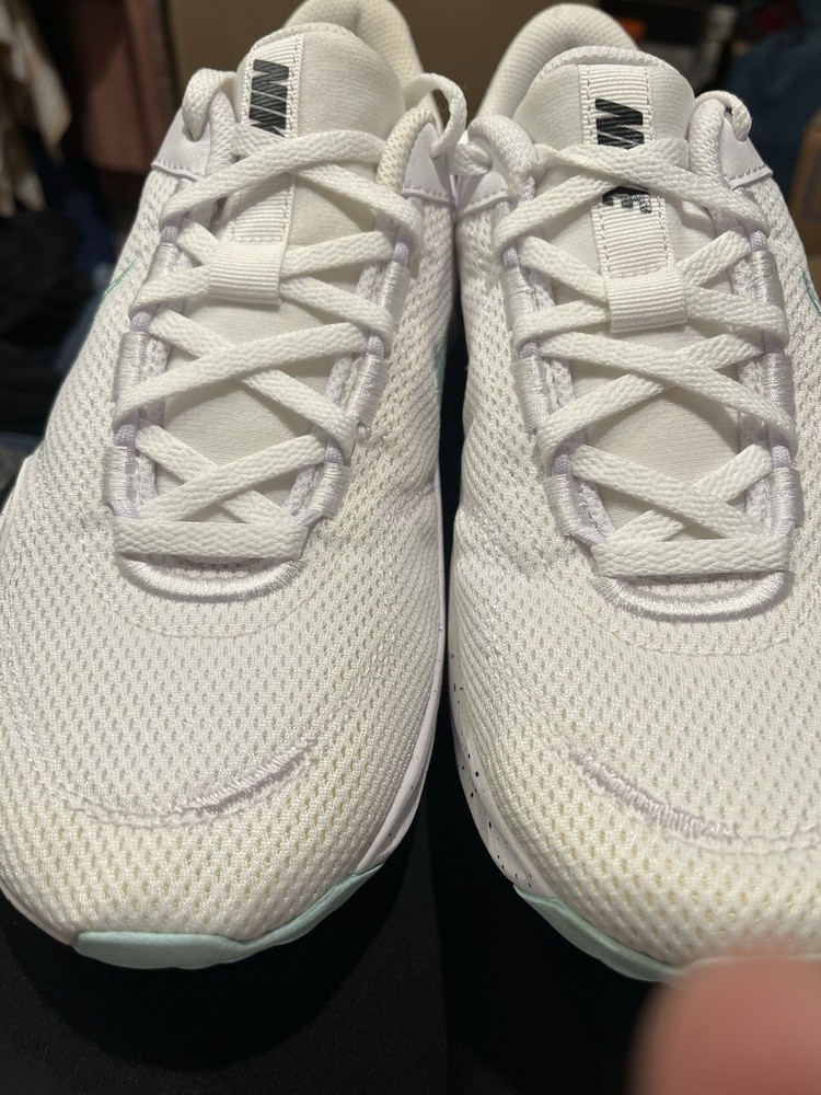 Women’s Nike legend essential 3NN size 9 white/jade ice – mineral – black DM1119