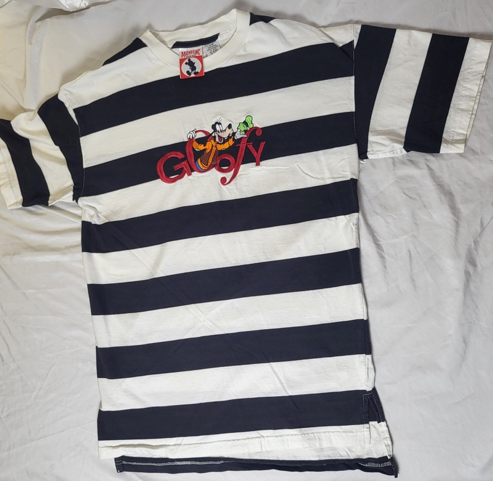 90s Disney Embroidered Goofy Shirt Sz S/M.