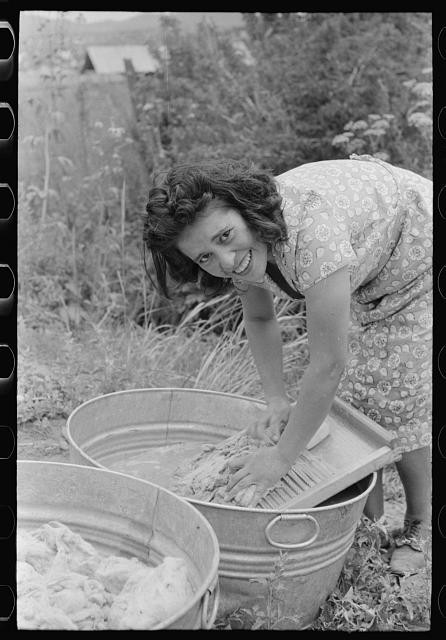 Photo:Spanish-American girl washing wool, Chamisal, New Mexico