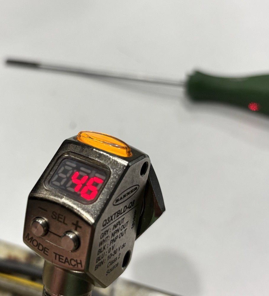 BANNER Q3XTBLD-Q8 Laser Sensor Works Good No Scratches On Face