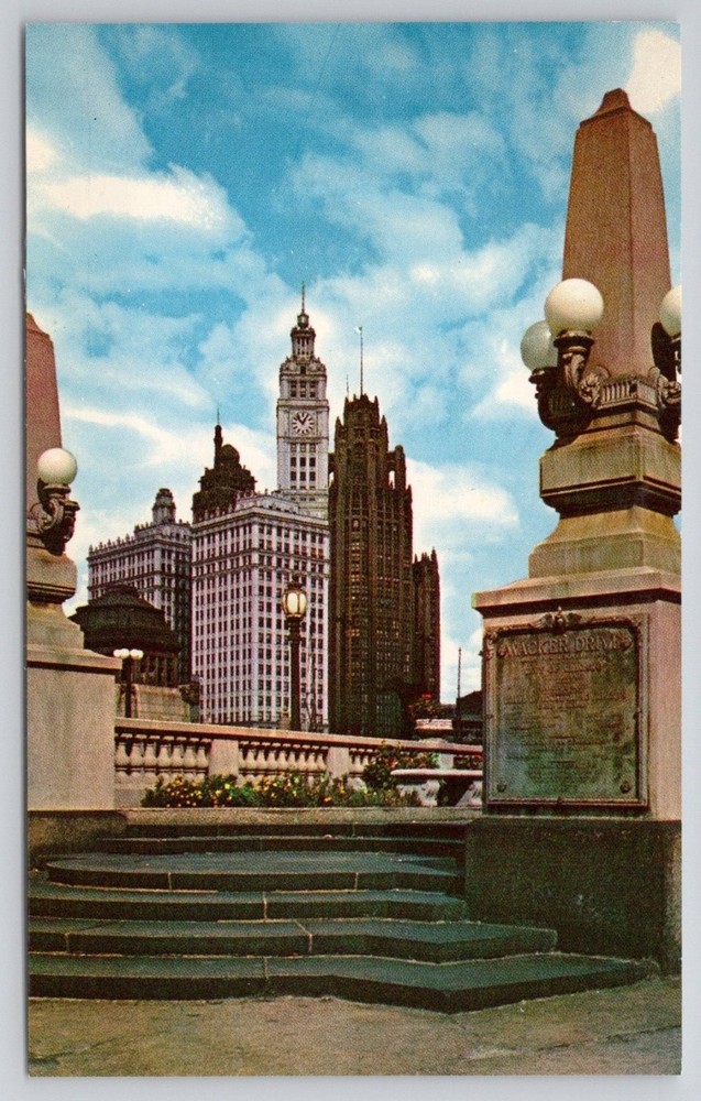 Chicago Skyscrapers Wacker Drive Wrigley Tribune Building Plastichrome Postcard