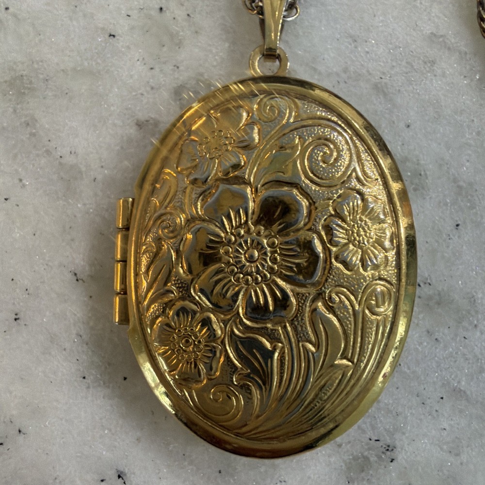 Sweet Art Nouveau Floral Swirl Oval Photo Locket Pendant Gold Tone Thin Chain