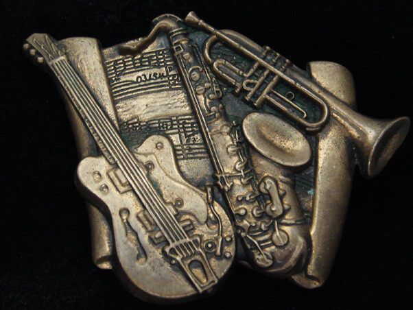 QG17149 VINTAGE 1980 *GUITAR, SAXOPHONE & TRUMPET* MUSIC SOLID BRASS BELT BUCKLE