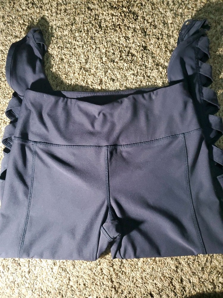Vogo Athletica Women’s Medium M Capri Leggings Workout Color Dark Blue Cutout Ca