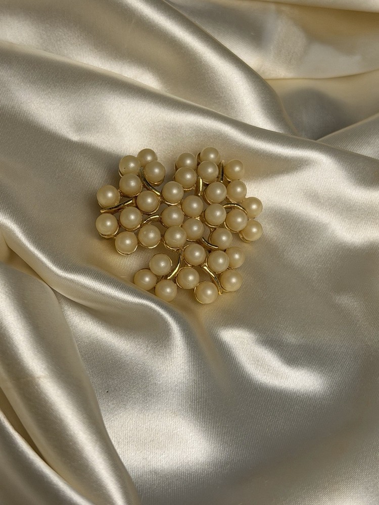Vintage Midcentury Charm Unsigned Gold Tone Faux Pearl Brooch