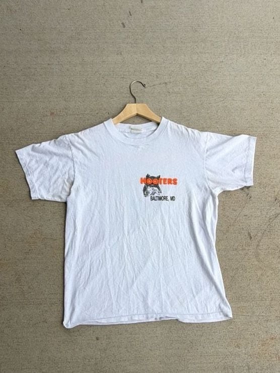 Vintage Hooters Baltimore Harborplace Graphic T-Shirt