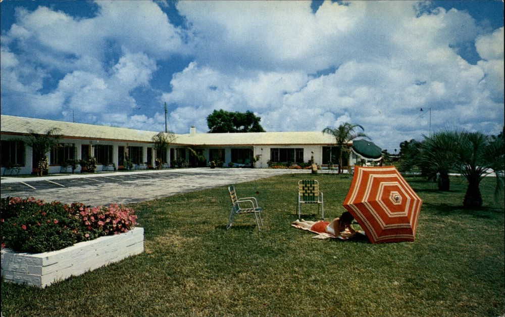 Gulf Winds Court ~ Clearwater Florida FL ~ 1950s-60s vintage postcard