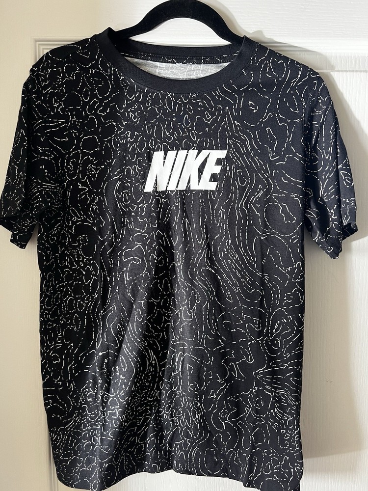 Nike Boys Tshirt X-Large Black White Grapic T-Shirt Logo Spellout Athletic Tee