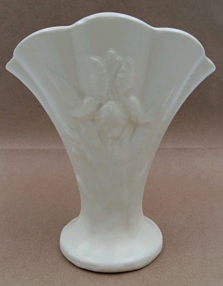 Vintage Shawnee Pottery Iris Fan Vase Cream Ivory 6