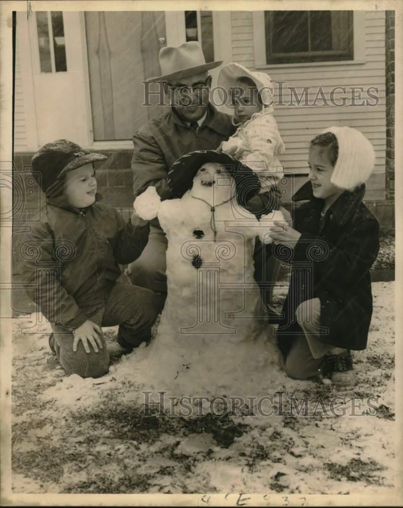 1958 Press Photo A.F. Broussard with his children building a snowman-New Orleans