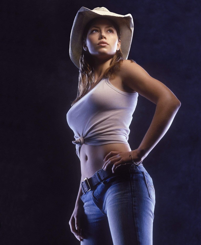 Jessica Biel in an 8