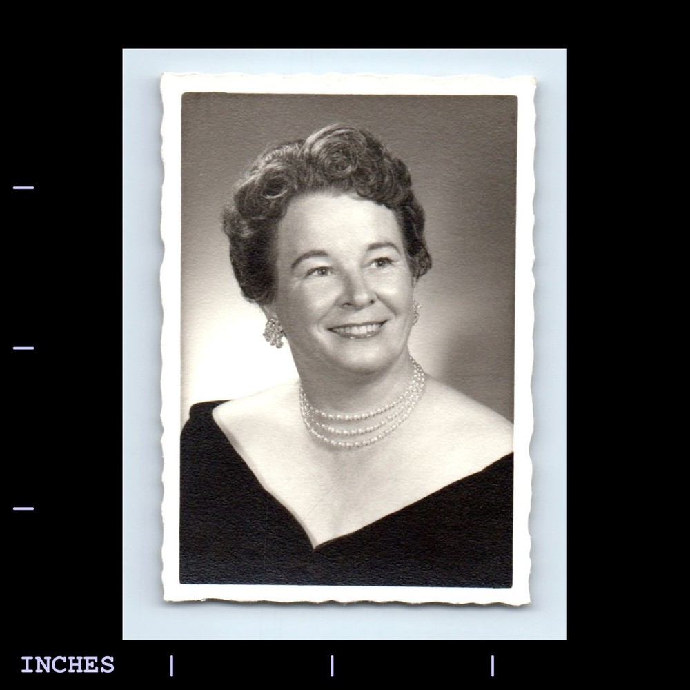 Old Vintage Photo SOLO FORMAL PORTRAIT OF SMILING WOMAN NECKLACE EARRINGS
