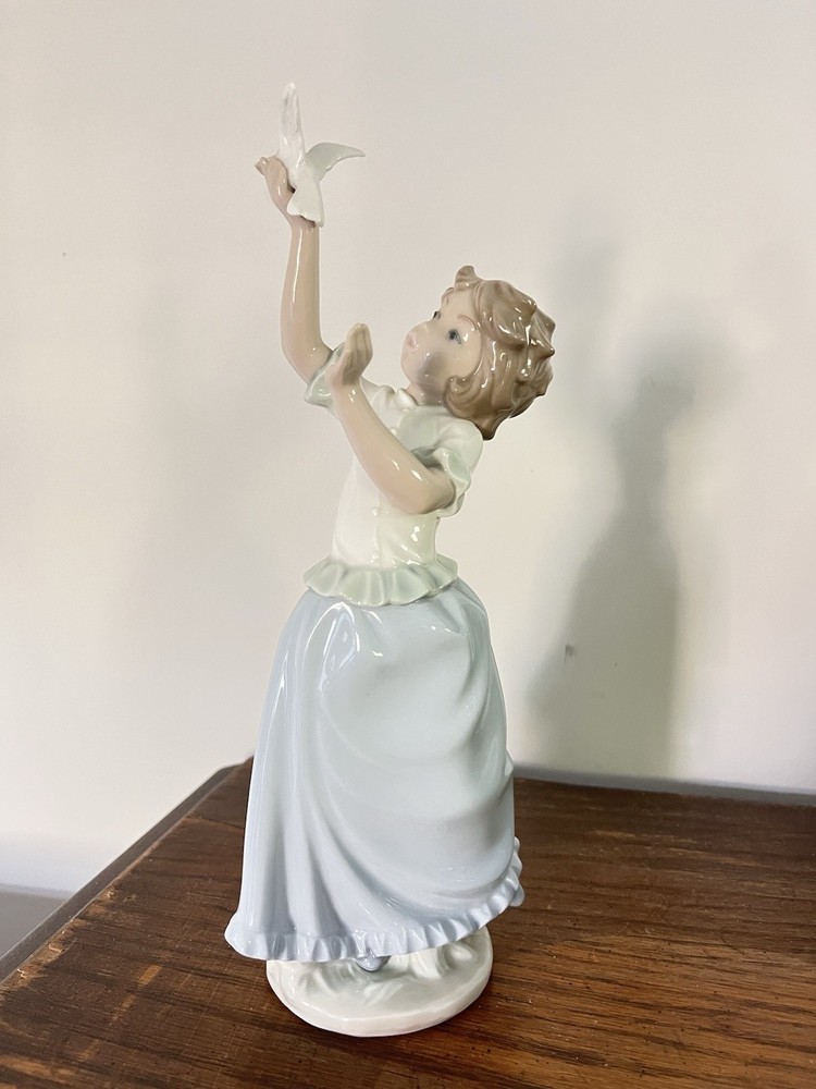 Lladro NAO Girl with Dove Figurine 11 Inches Tall