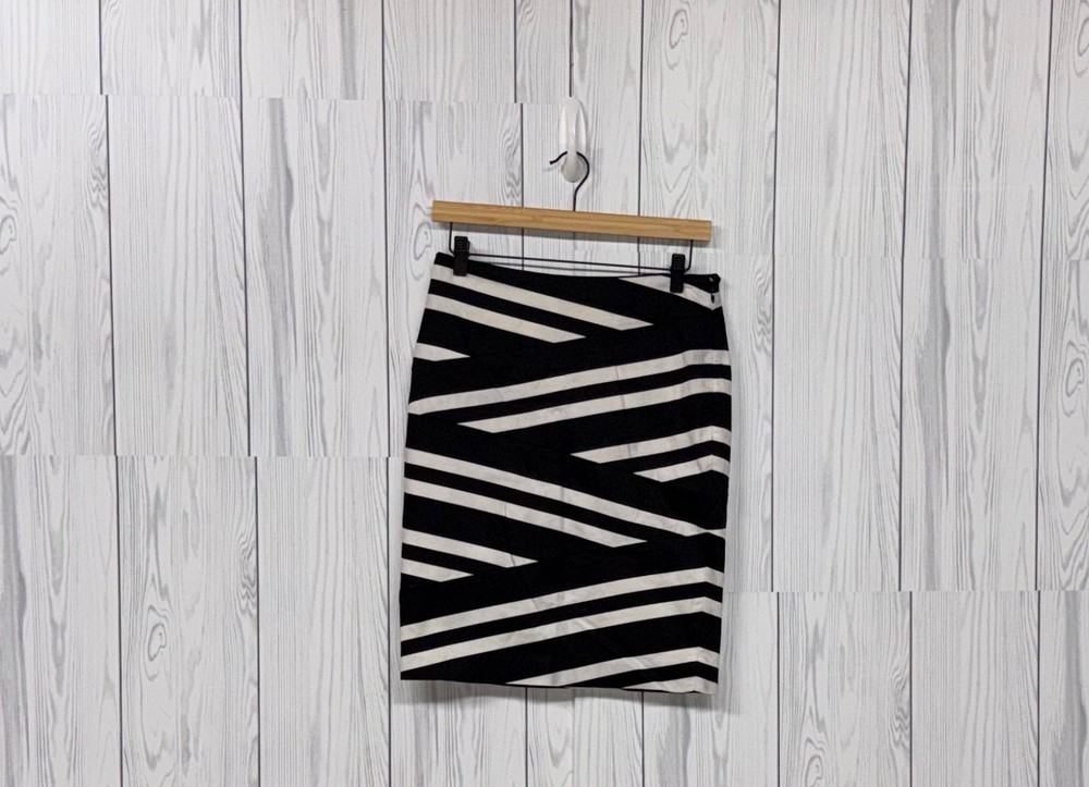 White House Black Market skirt womens size 2 white patterned pencil high rise