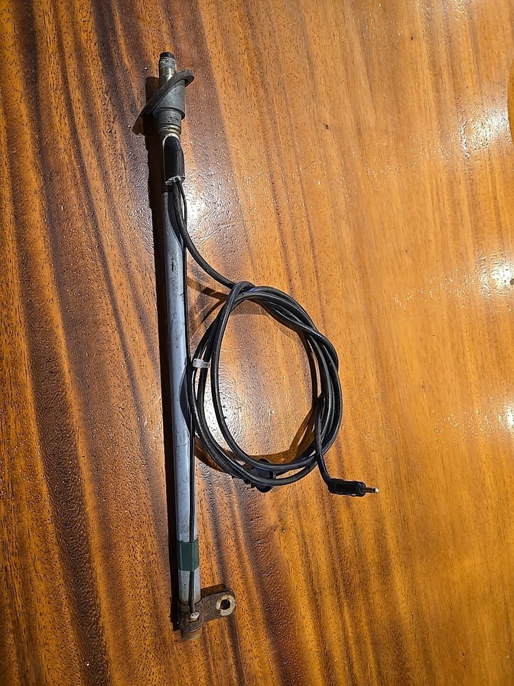 TOYOTA 96-02 4RUNNER 95-04 TACOMA ANTENNA  BASE OEM P6833b201