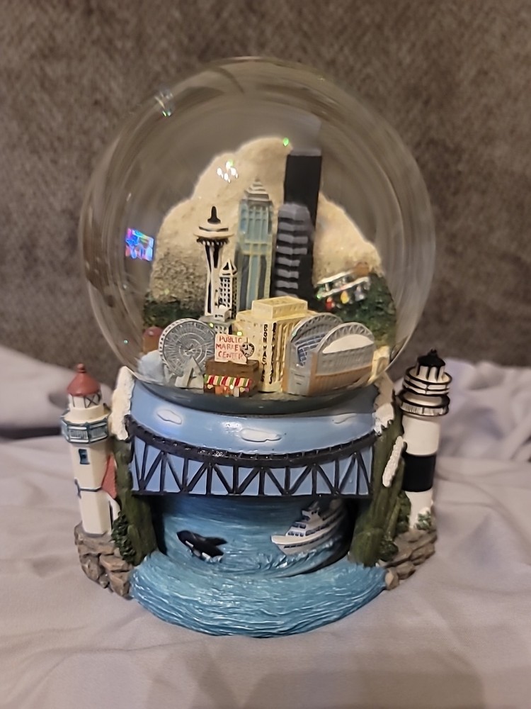 Souvenir Of Seattle Washington Glitter Globe With Working Rotating Music