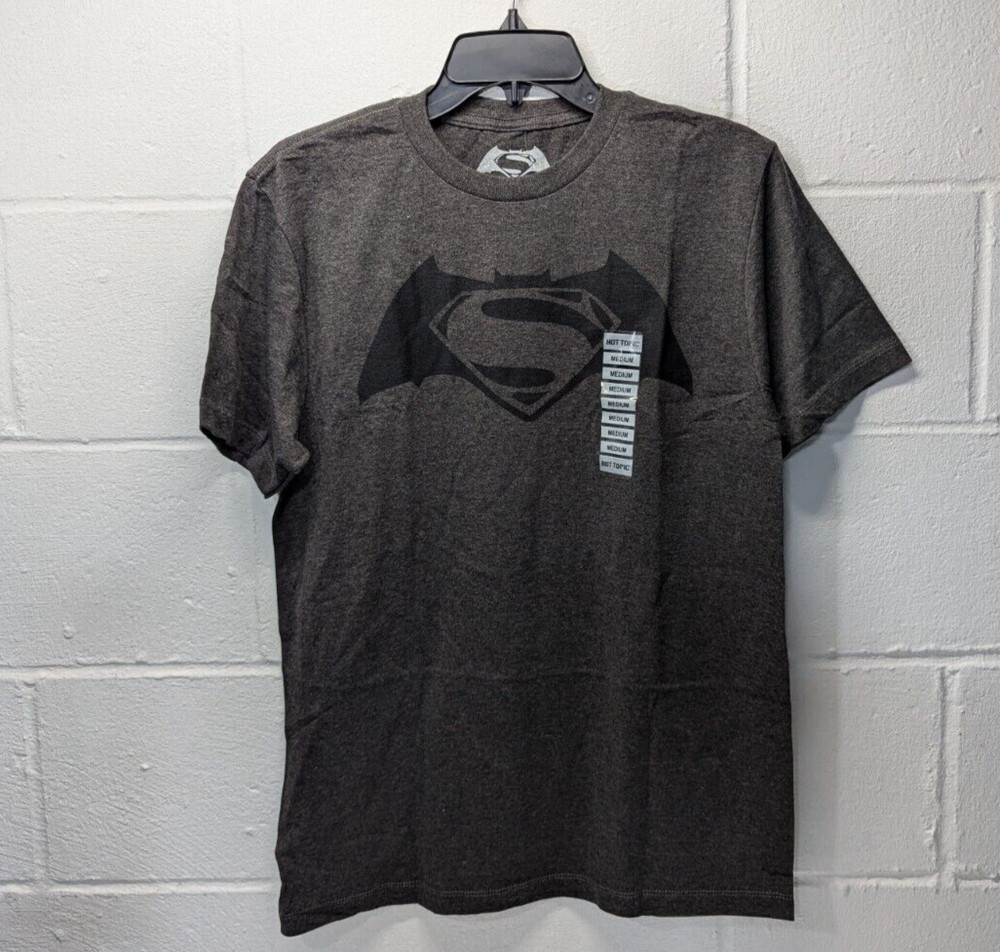 Batman vs Superman Hot Topics T Shirt Medium DC Comics Dawn of Justice