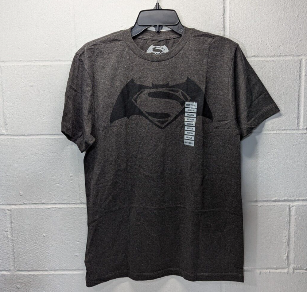 Batman vs Superman Hot Topics T Shirt Medium DC Comics Dawn of Justice
