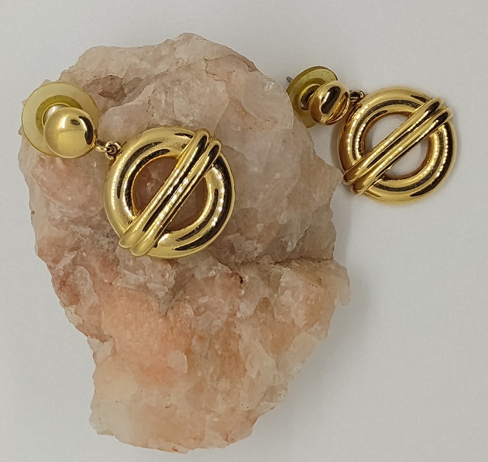 Excellent Condition 1' Vintage Gold Tone Monet (c) Signed Dangling Earrings