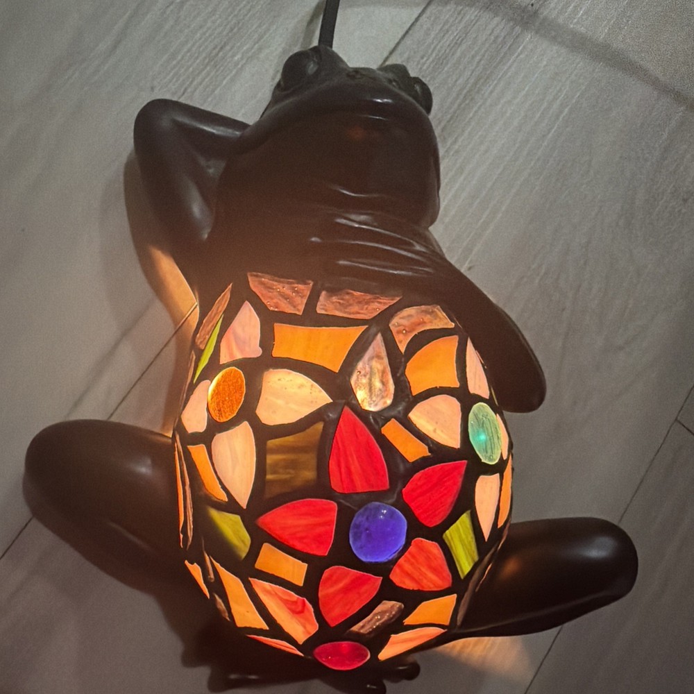 Quoizel Collectibles Frog Table Lamp Tiffany Style Stained Glass Multicolor  8”