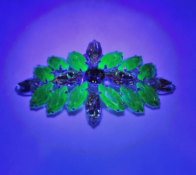 Uranium Glass Juliana D&E Gold Tone Green Rhinestone Pin Brooch