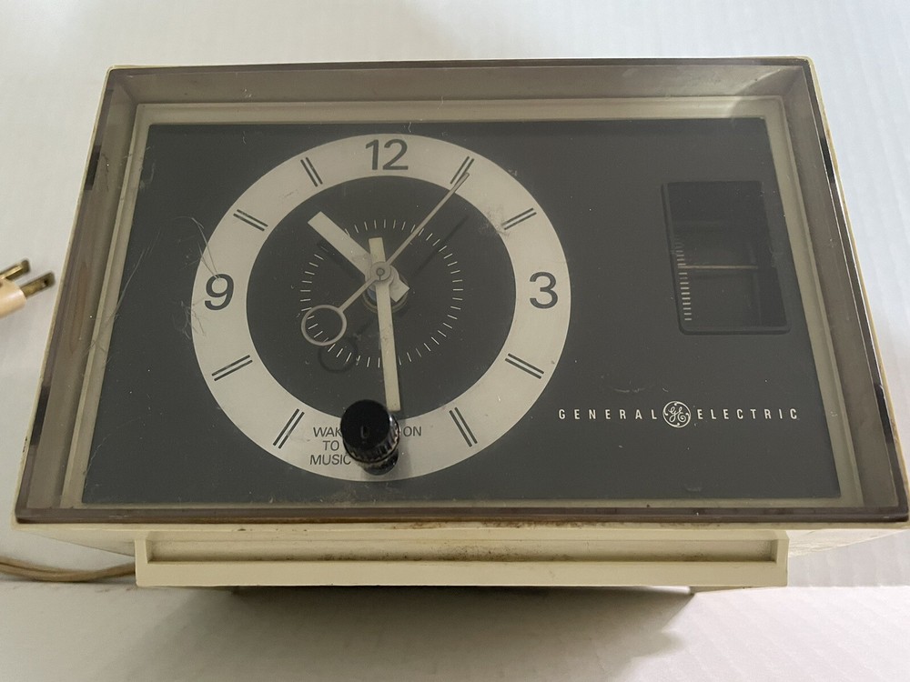 Vtg General Electric AM clock radio/alarm: Model C1400A-BEIGE, WORKS