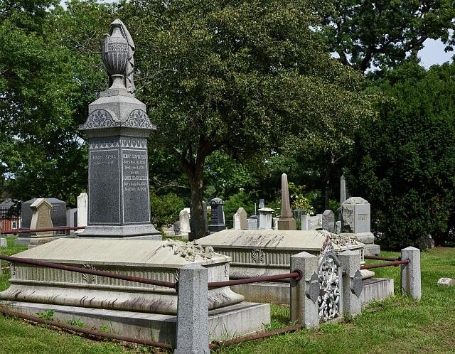 Photo:Woodlawn Cemetery Bronx New York City 2018 Gravesites Tombstones