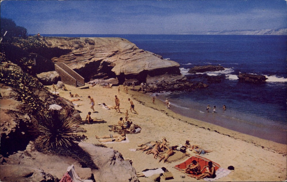 La Jolla California the Cove beach aerial ~ Mike Roberts ~ 1950s unused postcard