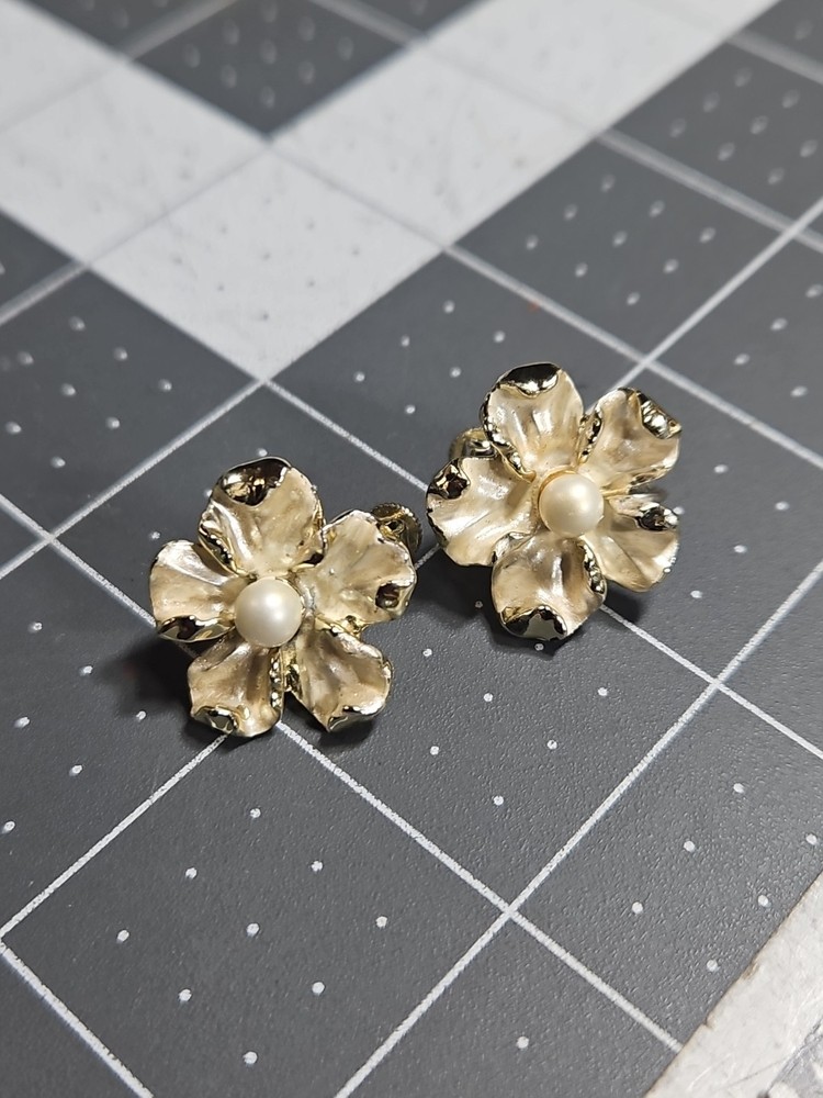 Vintage Coro Gold Tone Flower Faux Pearl Clip On Earrings 1