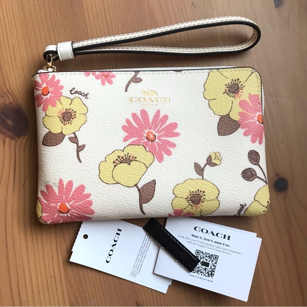 NWT 🌸 Coach Corner Zip Wristlet With Floral Cluster Print Gold/Chalk Multi