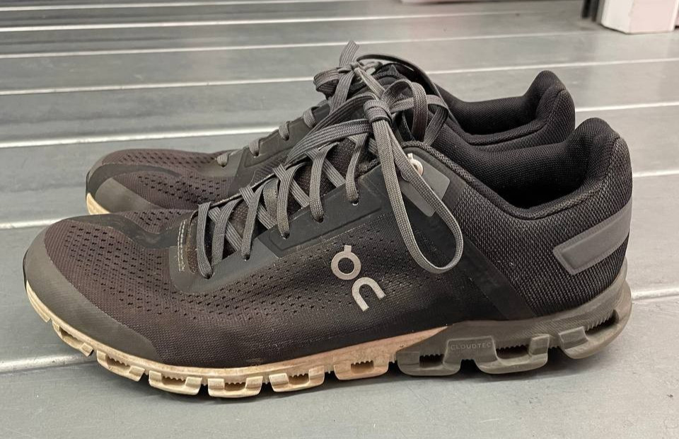 On Cloud Cloudflow Running Shoes Mens 9 Black Grey Lightweight