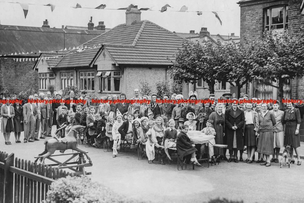 F000978 Photo of street party at Bexleyheath London c1940s