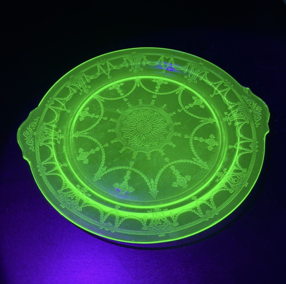 Anchor Hocking Cameo Green Depression Handled Glass Cake Plate 11.5