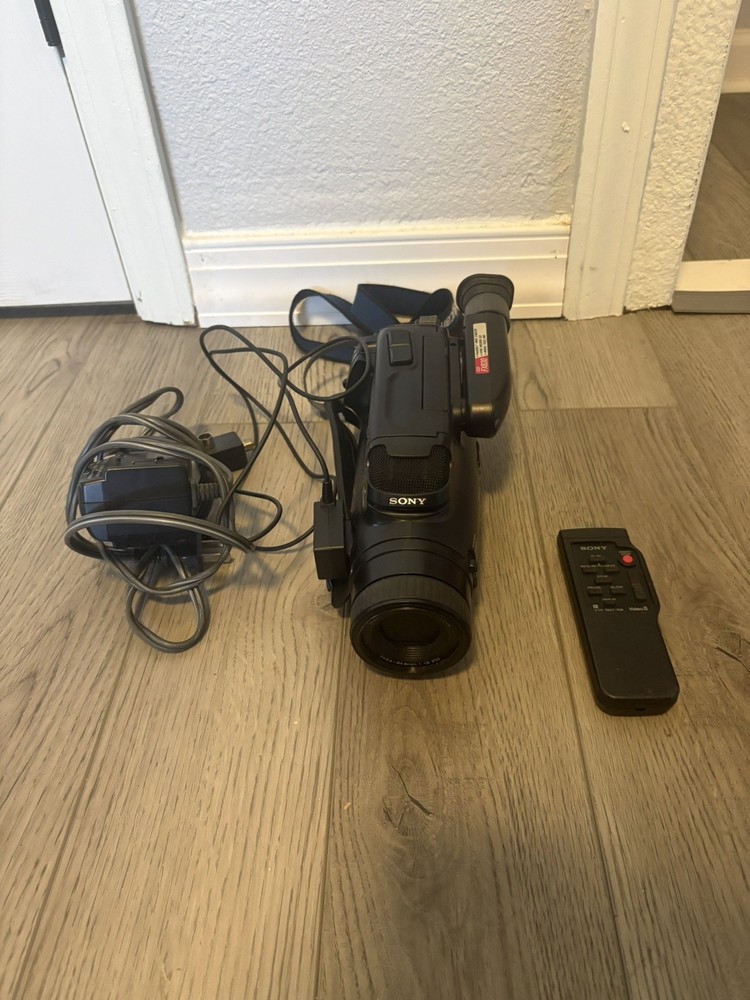Sony CCD-FX420 Video-8 Handycam Video Camera Recorder with Adaptor And Charger