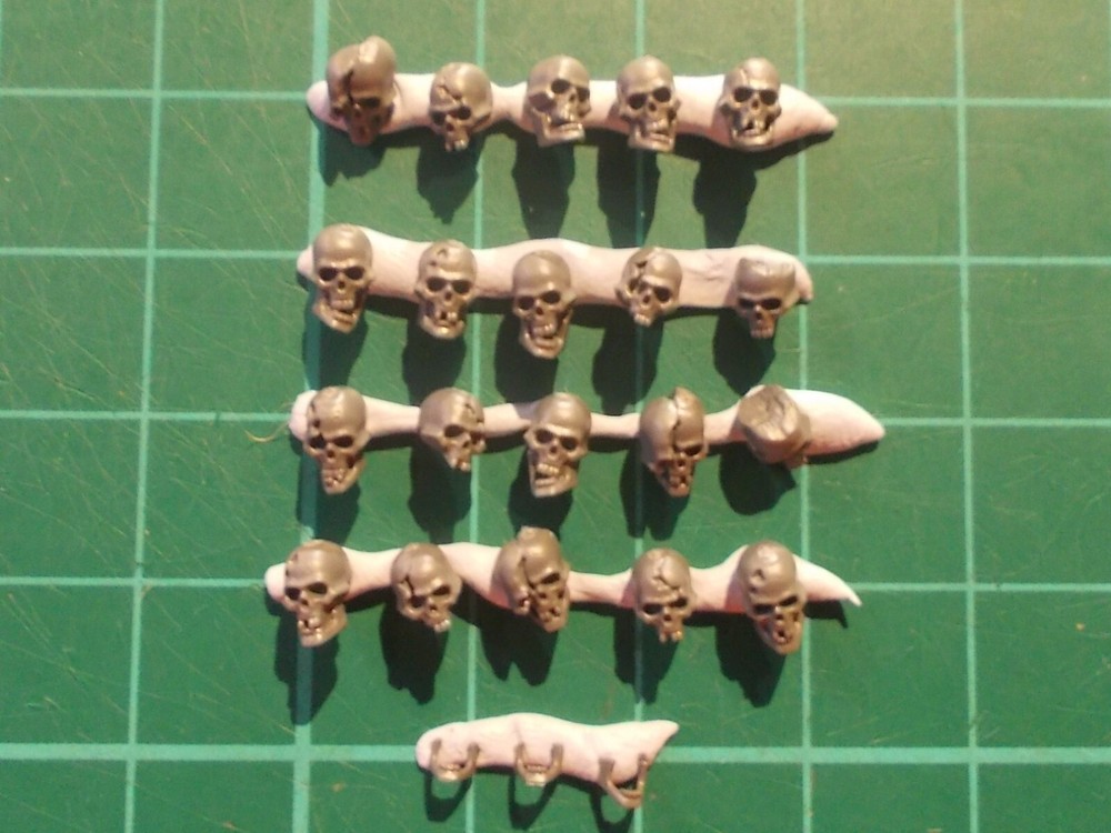 Warhammer 40K human skulls base decor set - 20 unique 40k bits