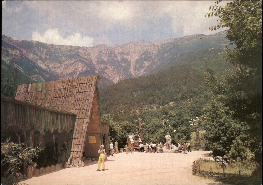 Yalta Russia valley vintage postcard sku851