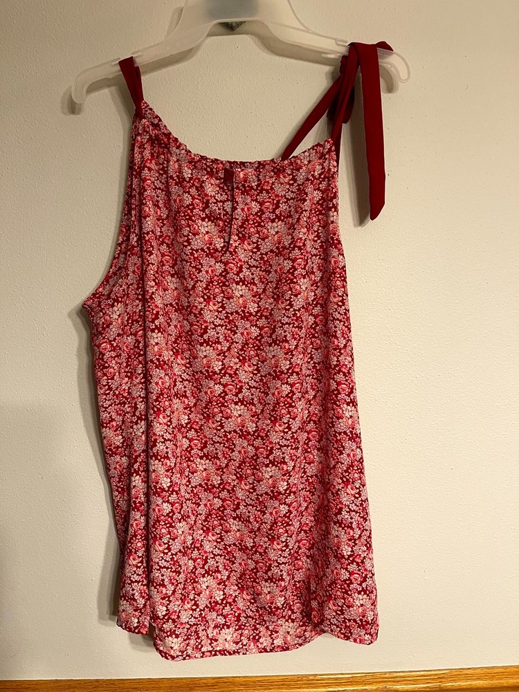 Soho New York & Co Large Floral Red White Sleeveless Blouse with Jeans