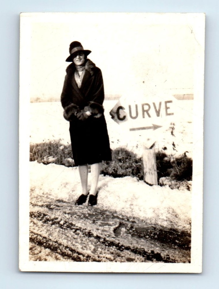 Old Vintage Photo SOLO LEGGY WOMAN COAT HAT SNOW CURVE HIGHWAY SIGN