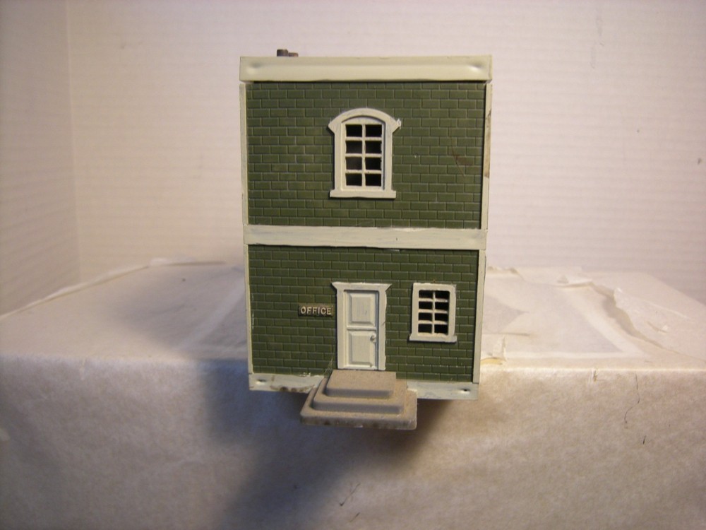 HO scale 2 story Downtown Building, green