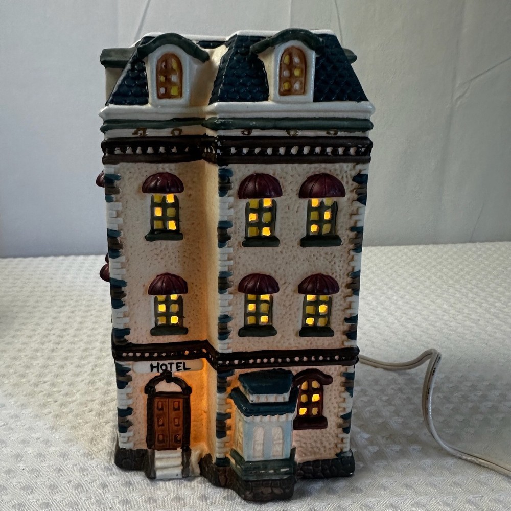 Dickens Collectibles Town Series Porcelain Lighted House 