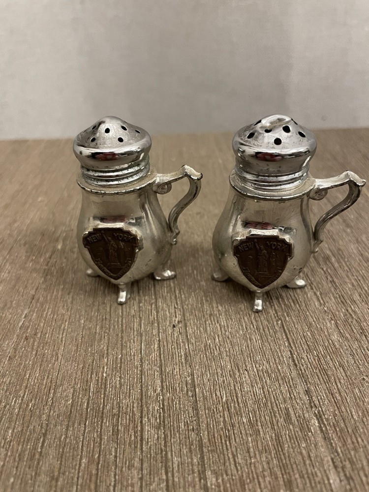 VTG Metal New York City Salt & Pepper Shakers Souvenir NYC Mini Set