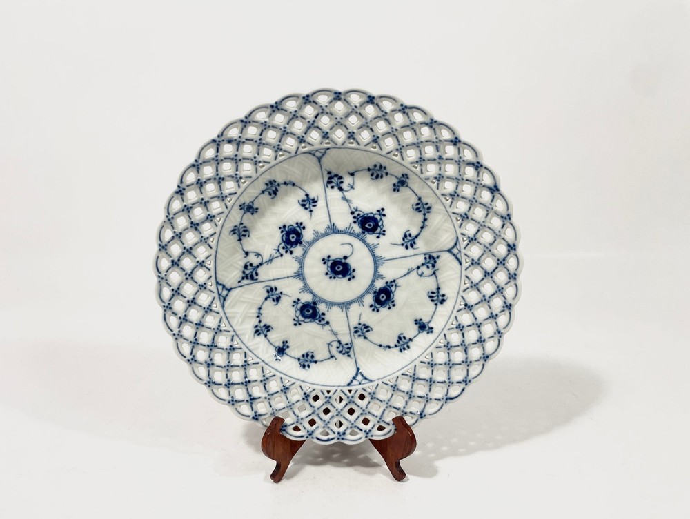 Royal Copenhagen Blue Fluted Full Lace 1098 Pierced Boarder Plate 25,5 cm