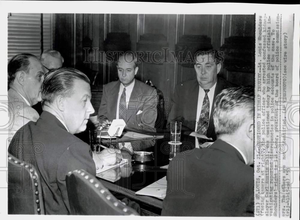 1953 Press Photo Lieutenant Louis Shoulders being questioned by police in MO