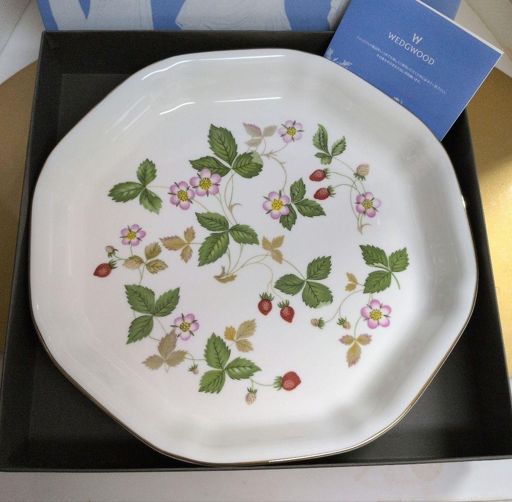 Wedgwood Wild Strawberry Octagonal Plate with Gold Trim Boxed New