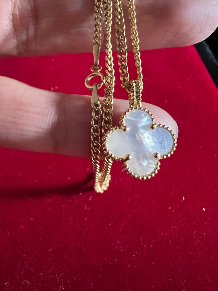 18k Gold Clover Pendant with Mother of Pearl 12mm Stone  