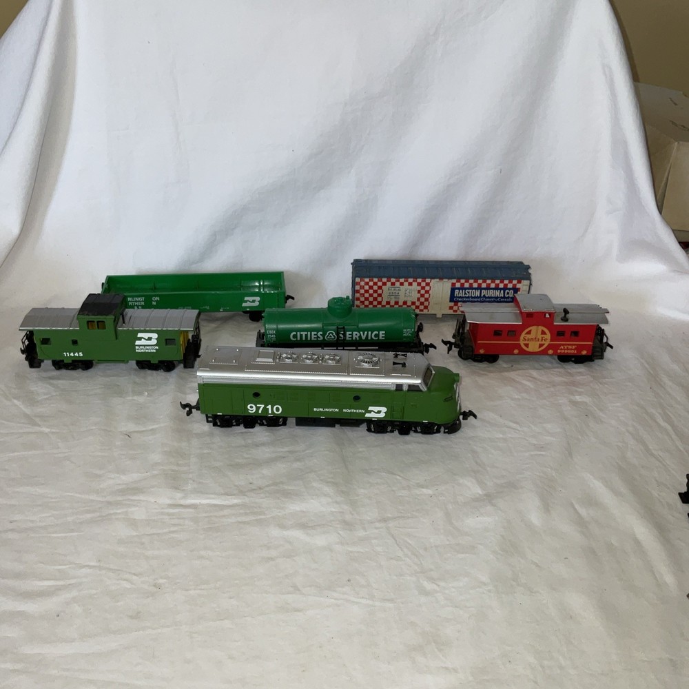 5 HO Train Cars & One Engine Works Light Works Good Condition