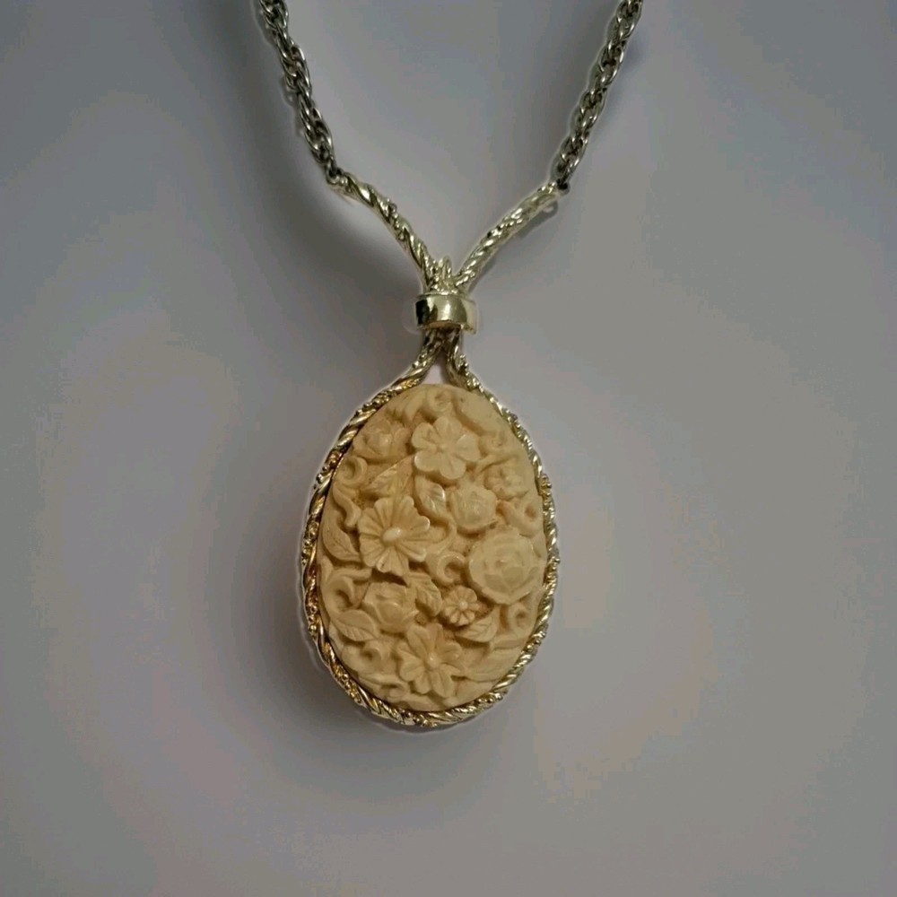 Carved Flowers Pendant Gold Tone Necklace Vintage 26 Inch