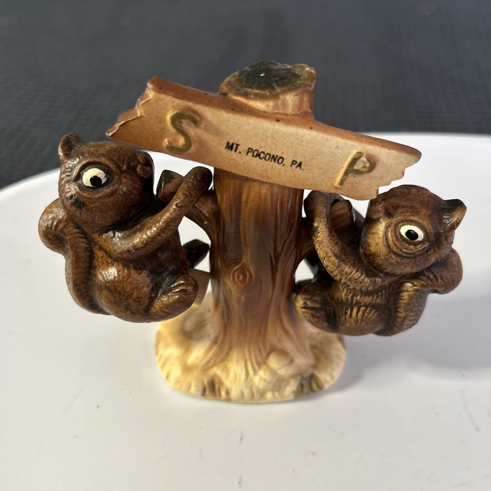 Vintage Squirrels Hanging on a Tree Stump Salt and Pepper Shakers Taiwan